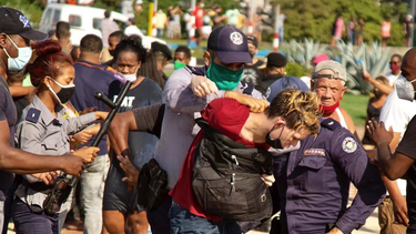 cuba: denuncian que agentes del regimen se hicieron pasar por manifestaciones e iniciaron los actos violentos