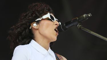 La cantante mexicana Marissa Mur durante su concierto en el Festival Vive Latino en la Ciudad de México el sábado 16 de marzo de 2024. (Foto AP/Ginnette Riquelme)