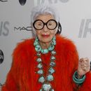 ARCHIVO - Iris Apfel durante el estreno de Iris en el Teatro de París, el miércoles 22 de abril de 2015, en Nueva York. (Foto por Andy Kropa/Invision/AP, Archivo)