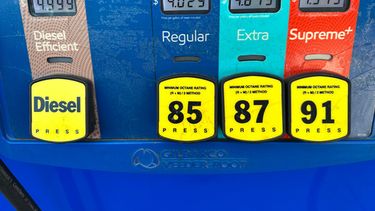 El precio por galón se muestra en una pantalla electrónica sobre los tipos de gasolina disponibles en un surtidor de una gasolinera Exxon en Littleton, Colorado, el martes 12 de mayo de 2026. (AP Foto/David Zalubowski)