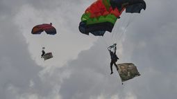 Paracaidistas izan imágenes del expresidente Fidel Castro en una celebración por su cumpleaños, en La Habana, el martes 12 de agosto de 2025. (Foto AP/Ramon Espinosa)
