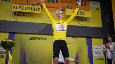El esloveno Tadej Pogacar porta el maillot amarillo al celebrar tras la 20ma etapa del Tour de Francia en Alpe dhuez, el sábado 25 de julio del 2026. (AP Foto/Thibault Camus)