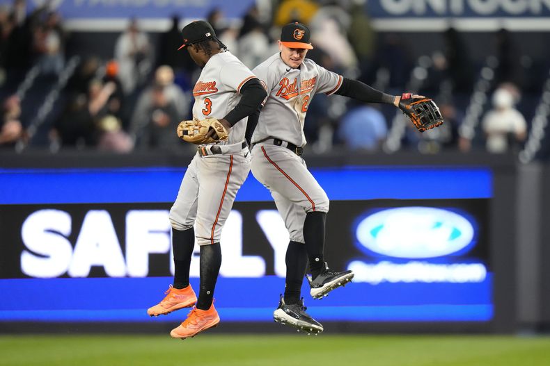 Austin Hays (derecha) y el dominicano Jorge Mateo festejan el triunfo de los Orioles de Baltimore sobre los Yanquis de Nueva York, el miércoles 24 de mayo de 2023 (AP Foto/Frank Franklin II)