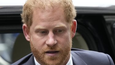 El príncipe Enrique llega al Alto Tribunal de Londres el martes 6 de junio de 2023. El príncipe Enrique acudió el martes a una corte de Londres para declarar contra la compañía editora de un tabloide al que acusa de escuchas telefónicas y otras formas de espionaje ilegal. (AP Foto/Frank Augstein)