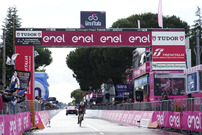 Remco Evenepoel cruza la meta para ganar la 9na etapa del Giro de Italia, el domingo 14 de mayo de 2023, en Cesena. (Gian Mattia DAlberto/LaPresse vía AP)