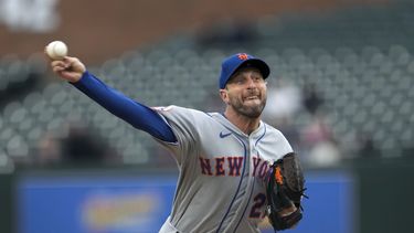 Max Scherzer, de los Mets de Nueve York, realiza un lanzamiento en contra de los Tigres de Detroit durante el segundo juego de una doble cartelera, el miércoles 3 de mayo de 2023, en Detroit. (AP Foto/Paul Sancya)