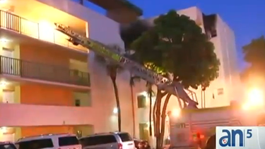 americateve | Los bomberos también tuvieron que apagar otro incendio esta mañana en el apartamento del conocido locutor cubano Agustín Chucho Herrera en el área de Fontainblue.