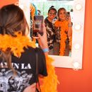 Roel Calderón, a la izquierda, y Ashley Miramontes se prueban prendas inspiradas en el nuevo álbum de Taylor Swift, The Life of a Showgirl, en un evento emergente de activación de fans de TikTok/Taylor Swift para celebrar el lanzamiento del álbum el viernes 3 de octubre de 2025, en Los Ángeles. (Foto AP/Chris Pizzello)