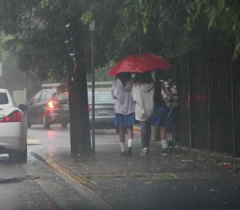 estudianteslluvia1.jpg