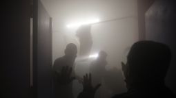 Paramédicos palestinos revisan los daños en habitaciones de pacientes causadas por ataque israelíes en el ala de maternidad del hospital Nasser, en la localidad de Jan Yunis, en el sur de la Franja de Gaza, el domingo 17 de diciembre de 2023. (AP Foto/Mohammed Dahman)