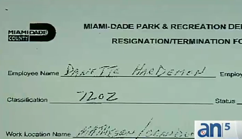 La joven estaba siendo investigada por presuntamente robar dinero de la entrada de una marina pública.