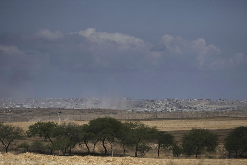 Humo de un bombardeo israelí se eleva sobre los edificios en el norte de la Franja de Gaza, visto desde el sur de Israel, el lunes 2 de junio de 2025. (AP Foto/Maya Alleruzzo)