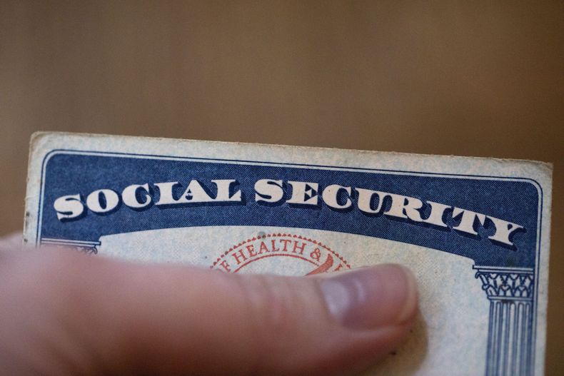 ARCHIVO - Una tarjeta del Seguro Social de EEUU mostrada el 12 de octubre de 2021 en Tigard, Oregon. (AP Foto/Jenny Kane, Archivo)