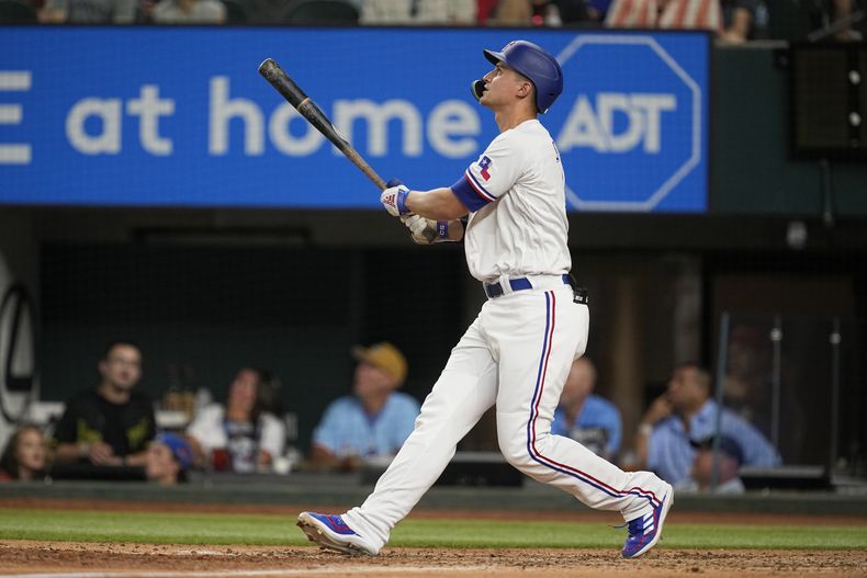 Corey Seager, de los Rangers de Texas, conecta un jonrón solitario en el juego del martes 15 de agosto de 2023, ante los Angelinos de Los Ángeles (AP Foto/Tony Gutiérrez)