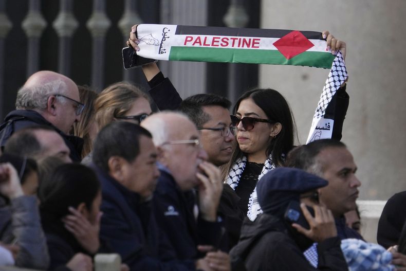 Miembros de la comunidad palestina asisten a la audiencia general del papa Francisco en la plaza de San Pedro del Vaticano, el miércoles 22 de noviembre de 2023. (AP Foto/Andrew Medichini)