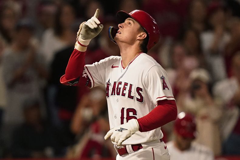Mickey Moniak, de los Angelinos de Los Ángeles, festeja su jonrón de dos carreras ante los Atléticos de Oakland, el viernes 29 de septiembre de 2023 (AP Foto/Ryan Sun)