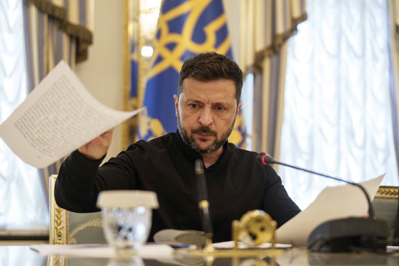 El presidente ucraniano Volodymyr Zelenskyy habla con periodistas en una conferencia de prensa en Kiev, Ucrania, el miércoles 4 de junio de 2025. (AP Foto/Evgeniy Maloletka)