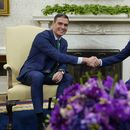 El presidente Joe Biden y el presidente del gobierno español Pedro Sánchez se saludan durante su reunión en la Oficina Oval de la Casa Blanca en Washington, el viernes 12 de mayo de 2023. (AP Foto/Susan Walsh)