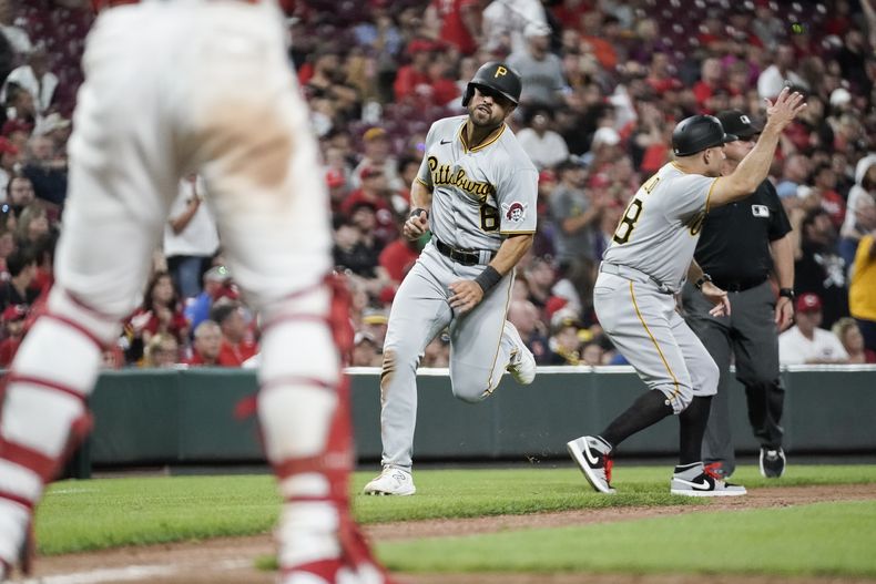 El mexicano Alfonso Rivas, de los Piratas de Pittsburgh, corre hacia el plato en el juego del sábado 23 de septiembre de 2023, ante los Rojos de Cincinnati (AP Foto/Joshua A. Bickel)