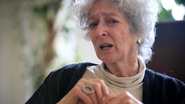ARCHIVO - La autora Lore Segal durante una entrevista en Nueva York, el 19 de febrero de 2010. (Foto AP/Mary Altaffer, archivo)