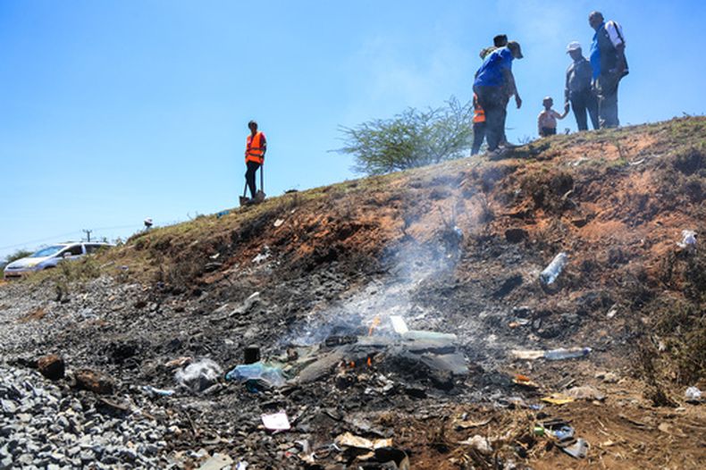 Un grupo de personas cerca del lugar donde ocurrió el accidente Salama, condado Makueni, este de Kenia, el 3 de octubre del 2026. (AP foto/Andrew Kasuku)