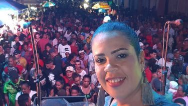 cantante de la original de manzanillo recibe botellazo en la cara en pleno concierto en ciego de avila