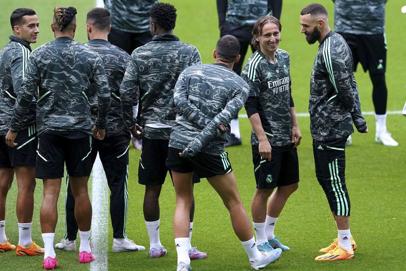 Luka Modric (segundo a la derecha) y Karim Benzema (derecha) durante un entrenamiento con miras al partido contra el Manchester City por las semifinales de la Liga de Campeones, el martes 16 de mayo de 2023. (Martin Rickett/PA vía AP)
