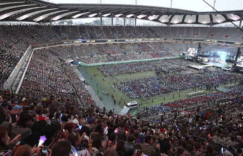 Asistentes al Jamboree Scout Mundial ven un concierto de K-Pop después de la ceremonia de clausura del Jamboree en el Estadio de la Copa Mundial en Seúl, Corea del Sur, el viernes 11 de agosto de 2023. Un día después de que una poderosa tormenta tropical inundara decenas de hogares y convirtiera las calles en ríos lodosos, Corea del Sur organizó un gran concierto de K-Pop en Seúl para 40.000 Scouts cuyo campamento mundial Jamboree fue afectado por el clima. (Korea Pool vía AP)