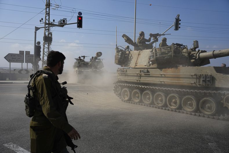 Tanques del ejército de Israel avanzan hacia la Franja de Gaza, en el sur de Israel, el 1 de noviembre de 2023. (AP Foto/Ariel Schalit)