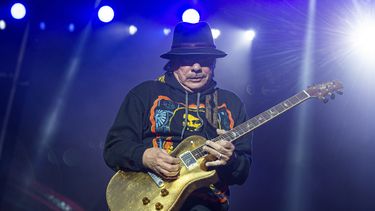ARCHIVO - Carlos Santana durante su presentación en BottleRock Napa Valley Music Festival en Napa, California, el 26 de mayo de 2019. El documental Carlos presenta la música y la vida del artista galardonado con el Grammy. (Foto Amy Harris/Invision/AP, archivo)