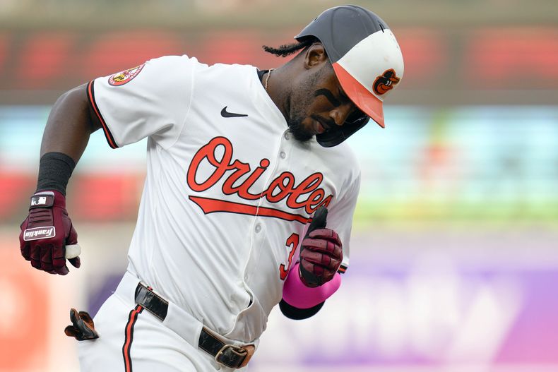 El dominicano Jorge Mateo, de los Orioles de Baltimore, recorre las bases luego de batear un jonrón de tres carreras ante los Bravos de Atlanta, el martes 11 de junio de 2024 (AP Foto/Jess Rapfogel)