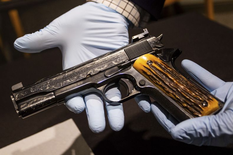 En esta foto, tomada el lunes 23 de diciembre de 2024 en Las Vegas, se muestra la pistola Colt calibre .45 que perteneció al jefe de la mafia Al Capone. Será exhibida por primera vez en el Museo de la Mafia de Las Vegas a partir del 15 de enero de 2025. (AP Foto/Ty ONeil)