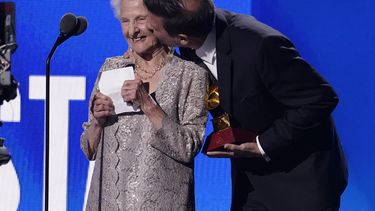 cantante cubana de 95 anos, gana el latin grammy y se lo dedica a cuba
