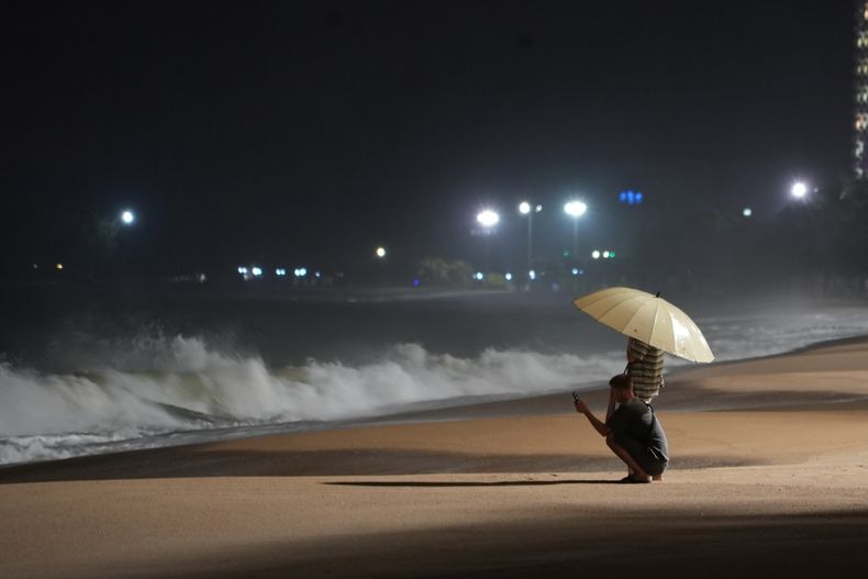 Gente observa las fuertes olas causadas por el tifón Kalmaegi en Khanh Hoa, Vietnam, el jueves 6 de noviembre de 2025. (AP Foto/Hau Dinh)