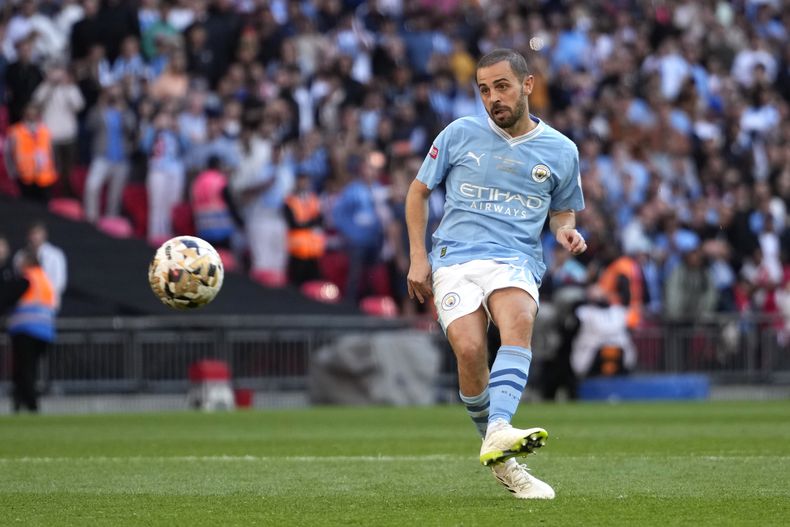 Bernardo Silva del Manchester City convierte un penal durante la final del Community Shield contra Arsenal, el domingo 6 de agosto de 2023, en Londres. (AP Foto/Kirsty Wigglesworth)