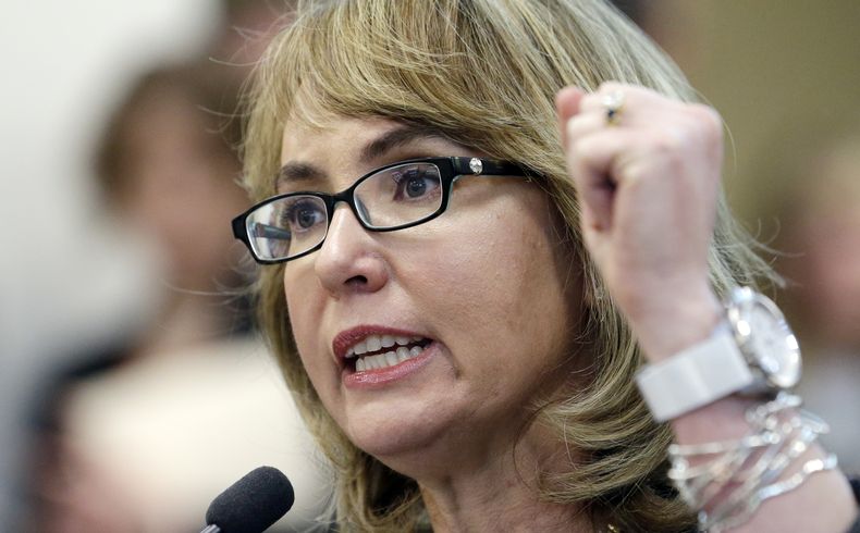 ARCHIVO - Gabrielle Giffords, ex representante federal dem&oacute;crata por Arizona, testifica ante una comisi&oacute;n de la C&aacute;mara de Representantes estatal del estado de Washington en una imagen del 28 de enero de 2014. Grupos que favorecen el c