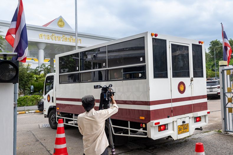 El vehículo penitenciario que llevó al hombre australiano acusado de asesinar a una joven tailandesa, en el tribunal en Pattaya, Tailandia, el 12 de octubre del 2026. (AP foto/Wason Wanichakorn)