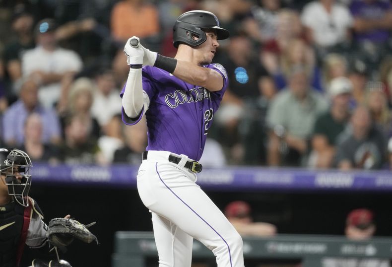 Nolan Jones de los Rockies de Colorado le da seguimiento a su sencillo remolcador para la ventaja en la octava entrada en el encuentro ante los Diamondbacks de Arizona el lunes 14 de agosto del 2023. (AP Foto/David Zalubowski)
