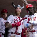 Jake Fraley (izquierda) posa con Elly De La Cruz tras batear un jonrón para los Rojos de Cincinnati ante los Rockies de Colorado, el miércoles 21 de junio de 2023. (AP Foto/Aaron Doster)