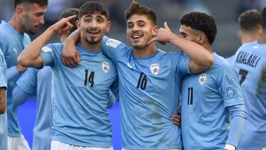 Ran Binyamin de Israel, en el centro, celebra tras anotar el gol de su equipo ante Corea del Sur en el partido por el tercer puesto del Mundial Sub20 en el estadio Diego Maradona de La Plata, Argentina, domingo 11 junio, 2023. (AP Foto/Gustavo Garello)
