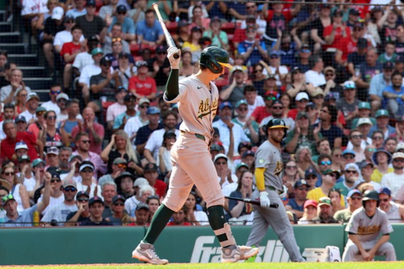 El bateador designado Tyler Soderstrom, de los Atléticos, reacciona tras poncharse durante el octavo inning del partido de béisbol contra los Medias Rojas de Boston, sábado 9 de agosto de 2026.(AP Foto/Mark Stockwell)