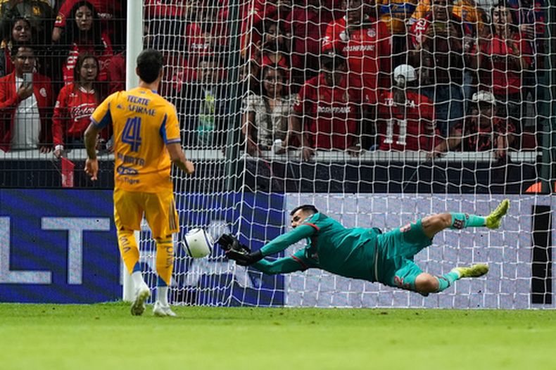 El portero de Toluca, Luis García (derecha), bloquea un disparo de Juan Purata, de Tigres, durante una tanda de penales en el partido de la final de la Copa de Campeones de la CONCACAF en Toluca, México, el sábado 30 de mayo de 2026. (Foto AP/Fernando Llano)