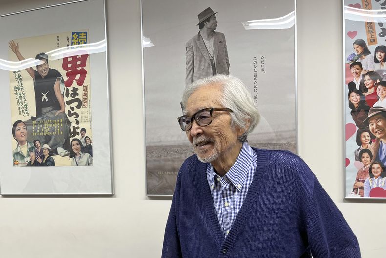 El director japonés Yoji Yamada, que tiene 90 películas en su haber, habla con The Associated Press en una oficina de Shochiku en Tokio, el miércoles 4 de octubre de 2023. Yamada escribió y dirige una obra de teatro estilo kabuki basada en un clásico del teatro kabuki japonés en el Teatro Kabukiza de Tokio hasta finales de este mes. Yamada, de 92 años, dice que todas sus obras abordan la cuestión de qué significa realmente ser humano. (Foto AP/Yuri Kageyama)