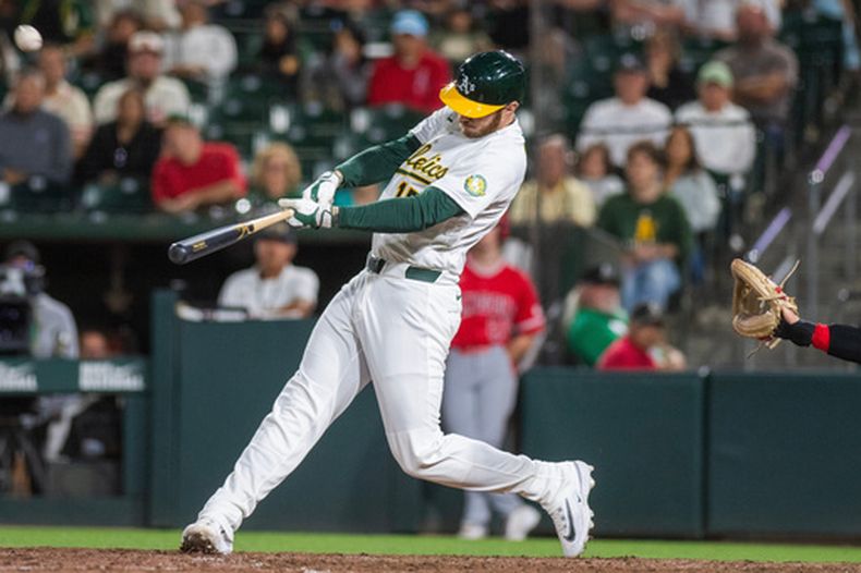 Jonah Heim, de los Atléticos, conecta un jonrón durante la novena entrada de un partido de béisbol contra los Angelinos de Los Ángeles en West Sacramento, California, el viernes 19 de junio de 2026. (Foto AP/Nic Coury)