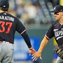 Brooks Lee, de los Mellizos de Minnesota, festeja con el boricua Víctor Caratini, tras el triunfo sobre los Reales de Kansas City, el jueves 6 de agosto de 2026 (AP Foto/Charlie Riedel)