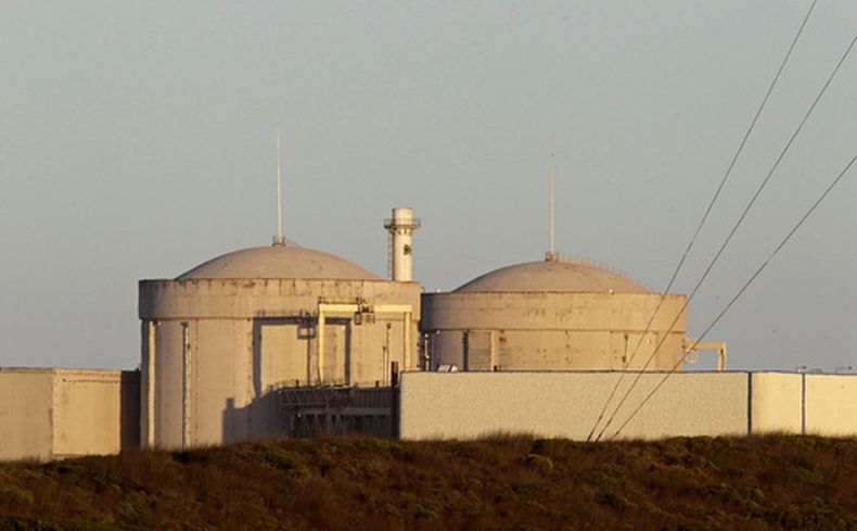 ARCHIVO - Imagen de la central nuclear de Koeberg, a las afueras de Ciudad del Cabo, Sudáfrica, el miércoles 8 de febrero de 2012. (Foto AP/Schalk van Zuydam, archivo)