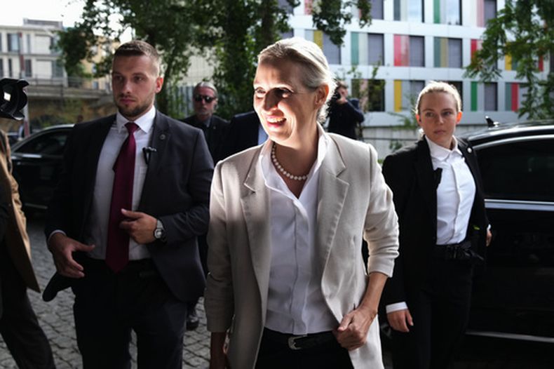 Alice Weidel, colíder del partido Alternativa para Alemania (AfD), llega a una conferencia de prensa en Berlín, Alemania, el lunes 7 de septiembre de 2026. (Foto AP/Ebrahim Noroozi)