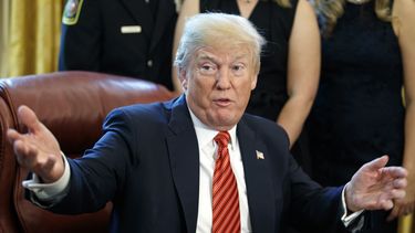 Trump contrata a abogado que representó a Bill Clinton