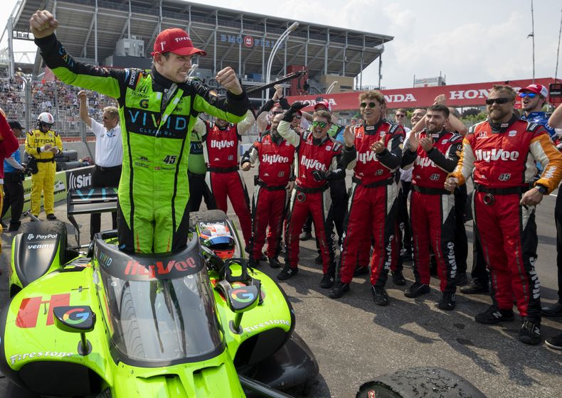 El piloto de Rahal Letterman Lanigan Racing, Christian Lundgaard celebra frente a su equipo tras la victoria en la Honda IndyCar en Toronto el domingo 16 de julio del 2023. (Frank Gunn/The Canadian Press via AP)