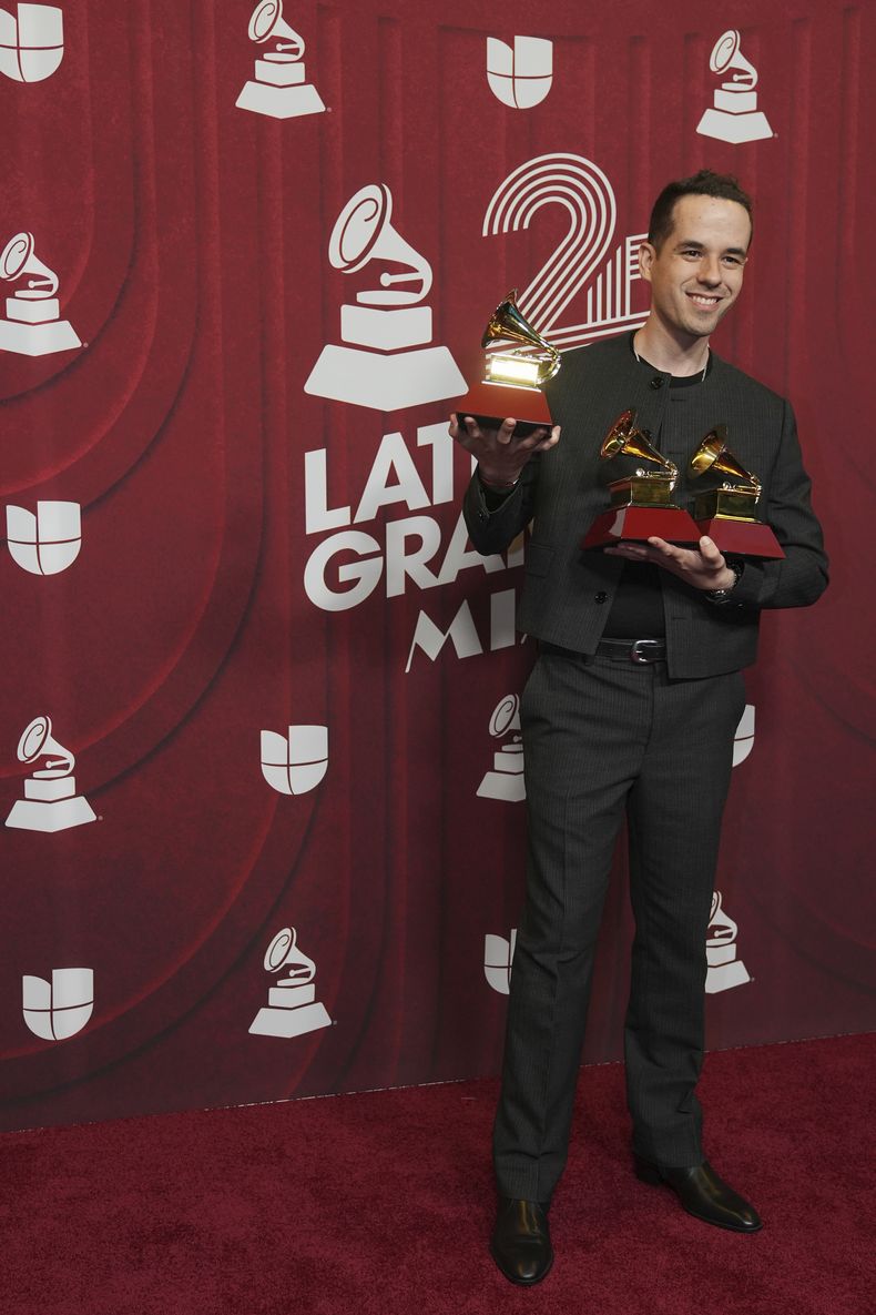 Edgar Barrera posa con sus tres premios en la 25a entrega del Latin Grammy el jueves 14 de noviembre de 2024, en Miami. (Foto AP/Rebecca Blackwell)